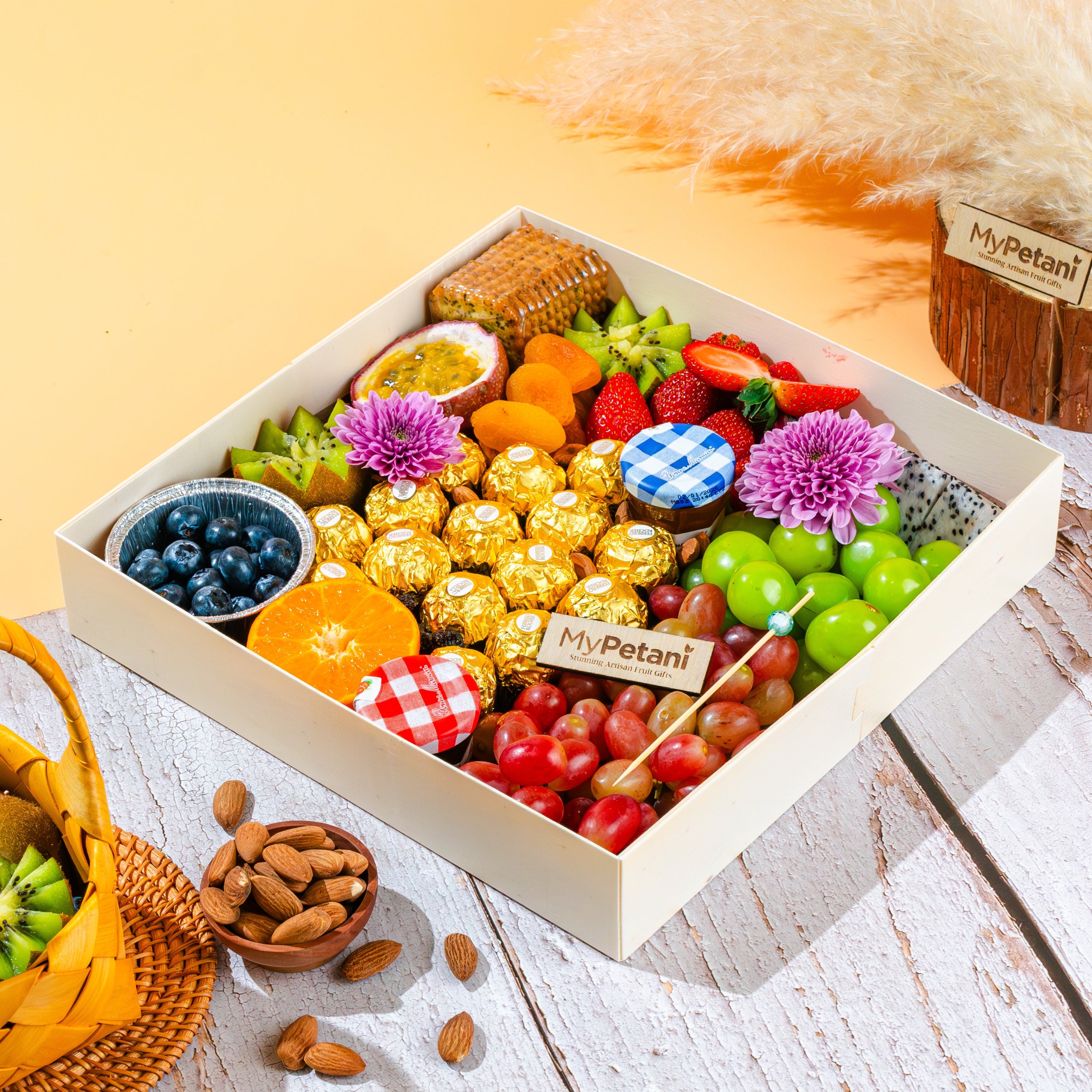 菓子 Select Fruit Gift TRX Tun Razak Exchange Extra Gold Fruit Grazing Platter (15 pc