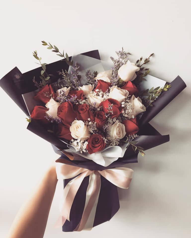 20 Stalks Of Mix Red Roses And White Roses Bouquet (Kota Kinabalu Delivery Only)