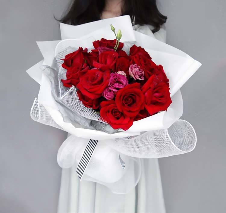 Valentines Day 2022 |Red Rose White Lace Bouquet (Klang Valley Delivery Only)
