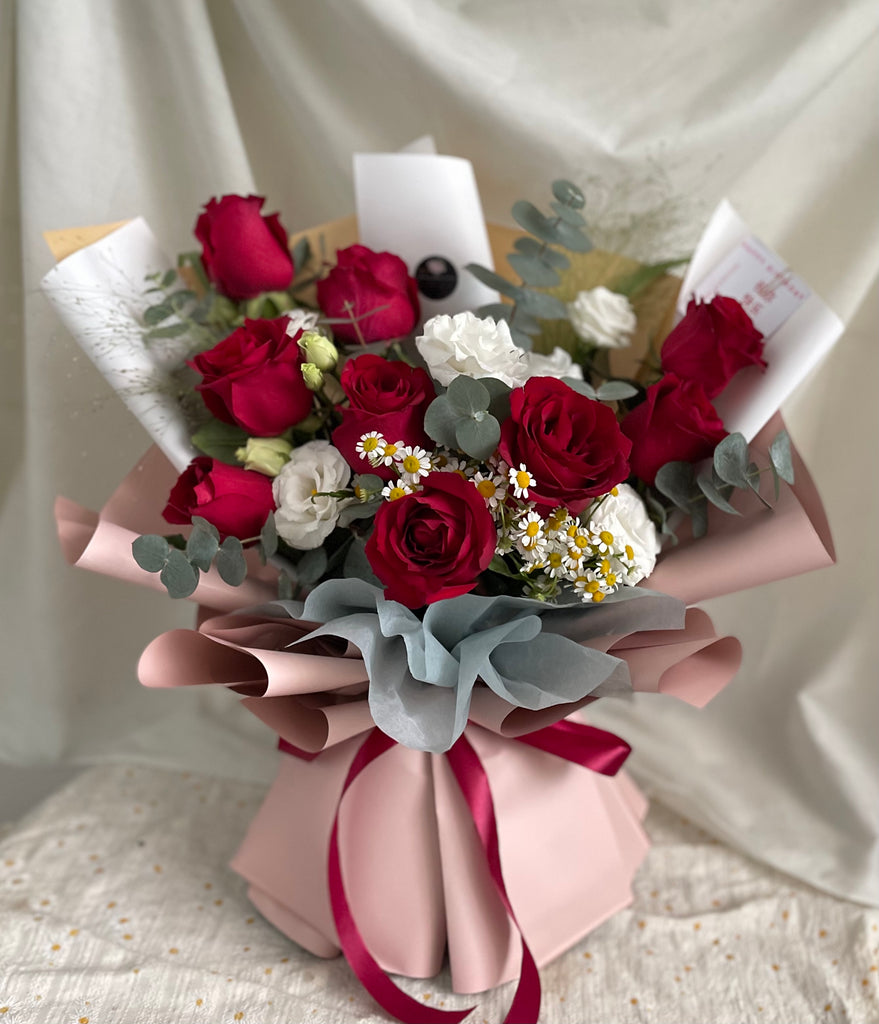 Mixtures of red and white bouquet (Kota Kinabalu Delivery Only) | Giftr ...