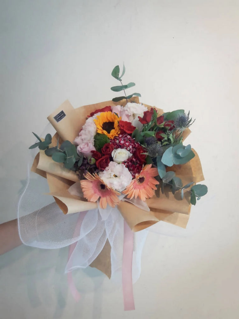 Rose Con Gerbera Con Carta Marrone Flower Bouquet (Johor Bahru Delivery only)