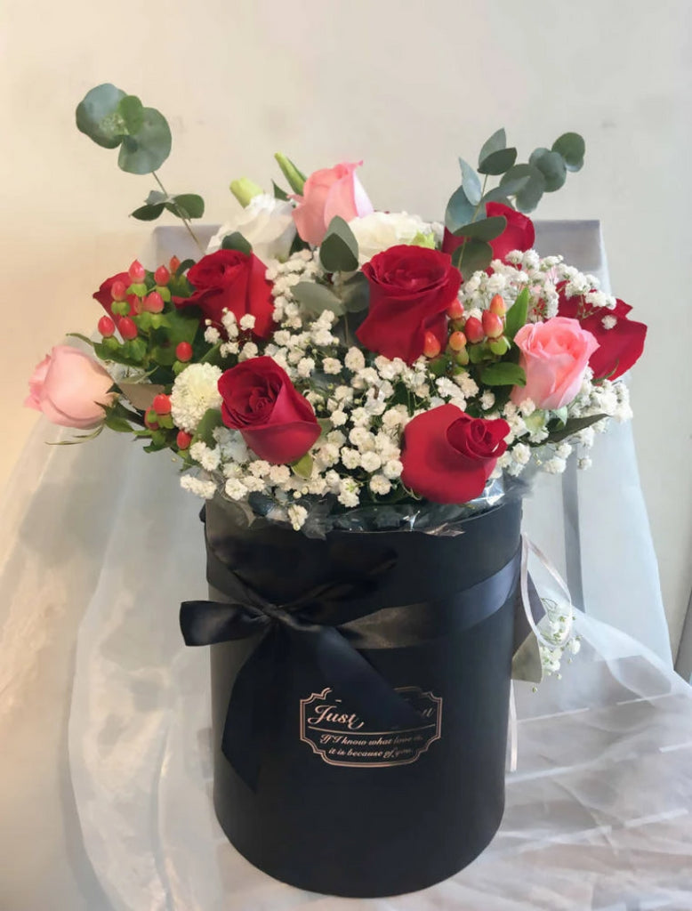 Rosa Dentro De Negro Caja Flower Bouquet (Johor Bahru Delivery only)