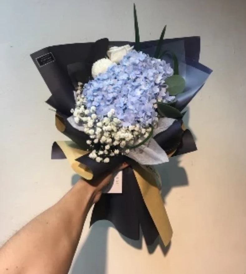 Impacco Blu Con Ortensie Blu Flower Bouquet (Johor Bahru Delivery only)