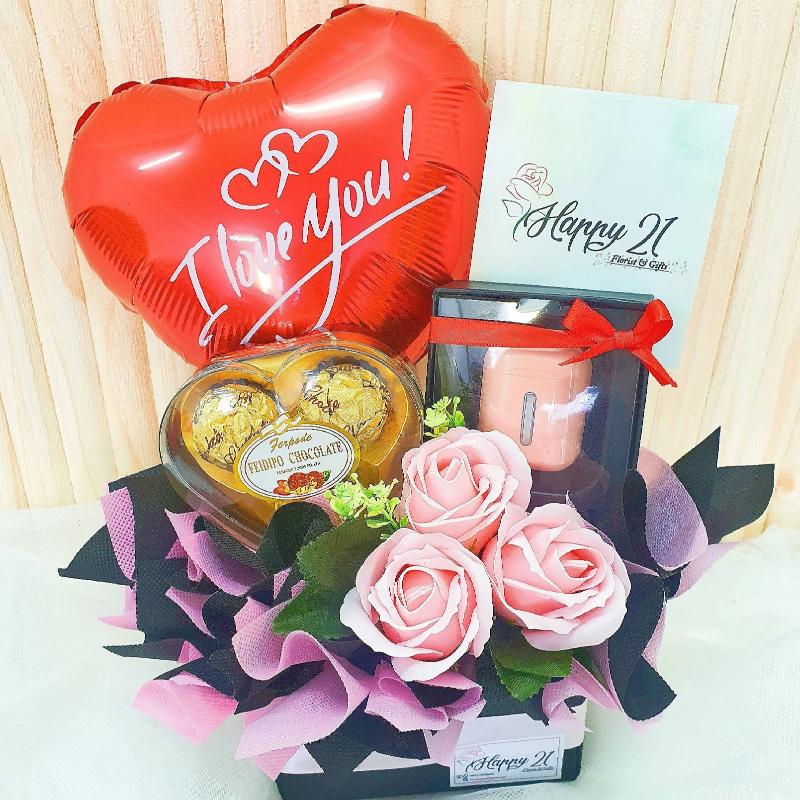 (Self Pick-up Only at Sg. Besi, KL on 14 Feb) Q8 Earphones Soap Rose Love Chocolate With Balloon (Valentine's Day 2020)