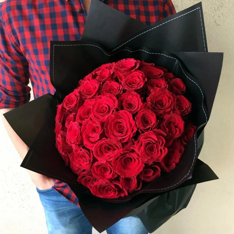 Red in Black 24 Red Roses (Klang Valley Delivery Only)